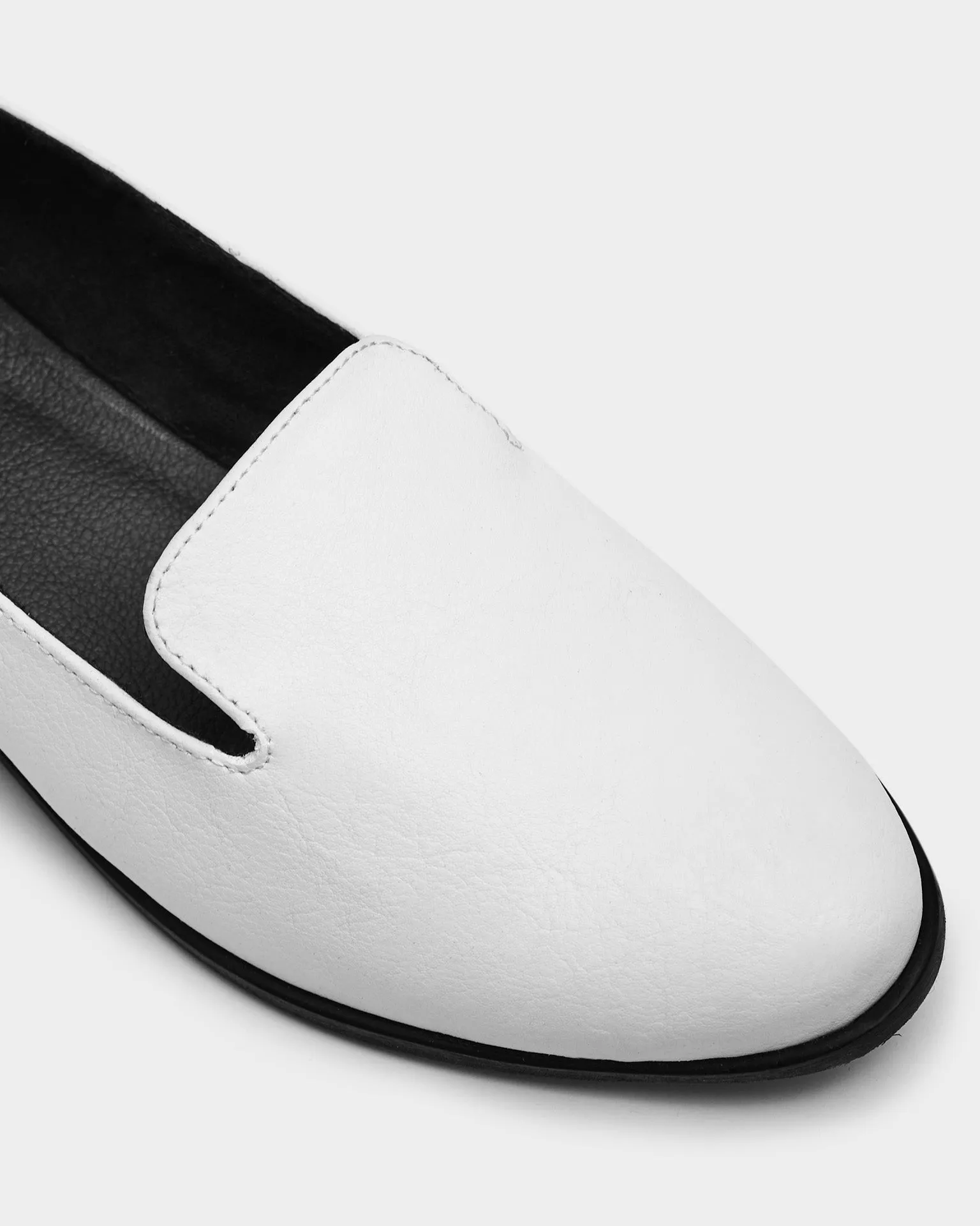 Lords White Loafers made of grape leather Vegea